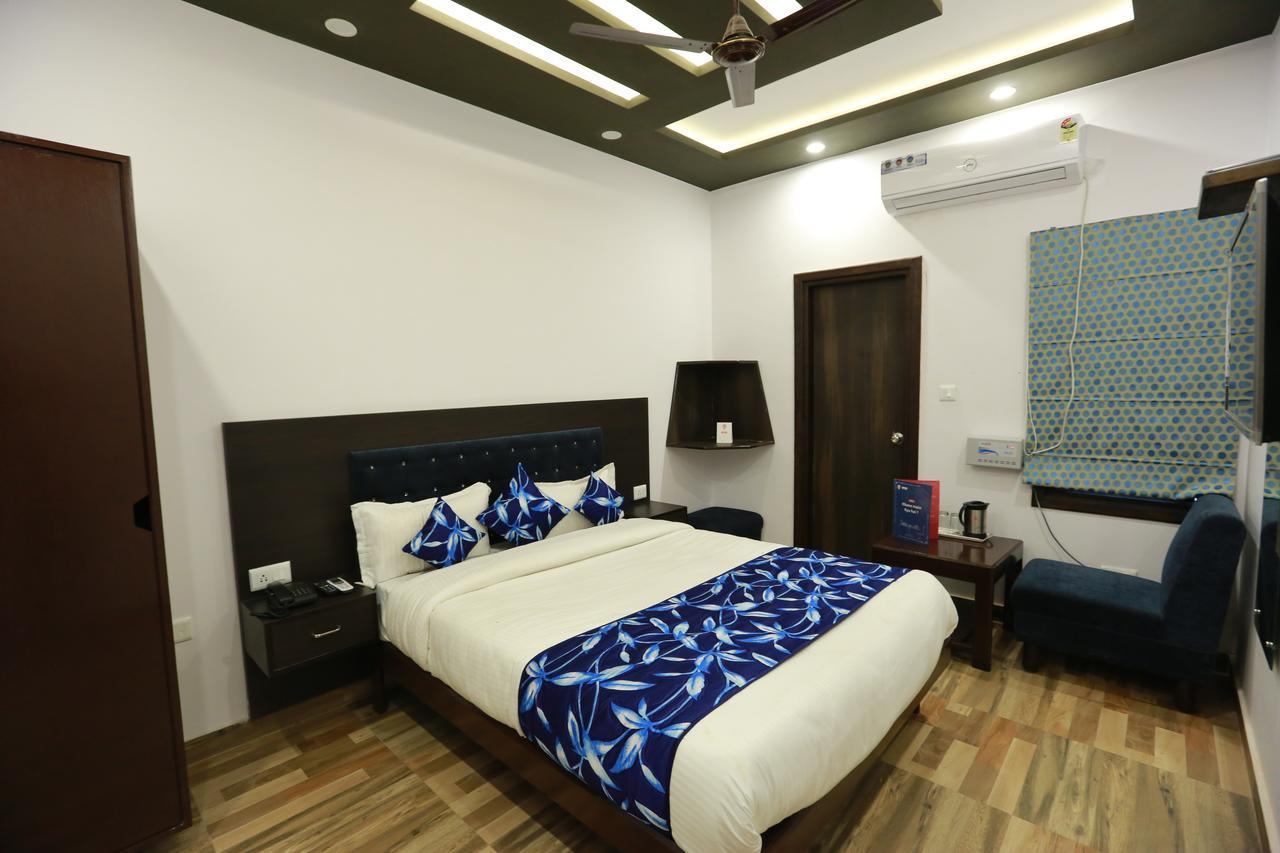 Oyo 6780 Hotel Shiva Grand Chinhat Экстерьер фото